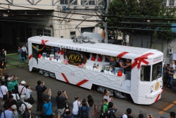 写真：花電車を撮影する多くの来場者