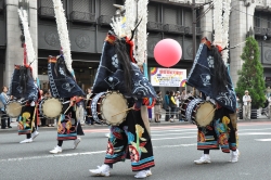 写真：パレードに参加する「行山流舞川鹿子躍」