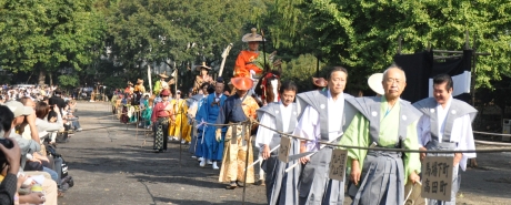 写真：馬場を歩く射手と諸役