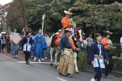 写真：穴八幡宮から戸山公園まで練り歩く射手と諸役