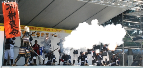 写真：鉄砲組百人隊の火縄銃の試射