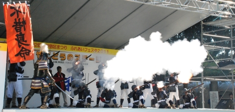 写真:鉄砲組百人隊の火縄銃の試射