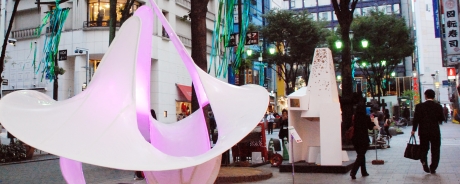 写真：新宿モア4番街の空間アート作品