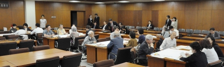 写真:1班5人で意見交換をした