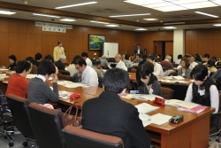 写真:討議の進め方の説明を聞く区民の方
