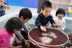 写真:小豆を使った感触遊び