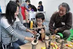 写真:木工品作り