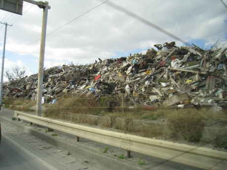 道路脇に積み上がった女川町の災害廃棄物