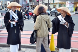 写真：新宿三丁目交差点で