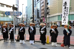 写真：新宿三丁目交差点で