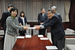 写真：報告書を受け取る中山区長