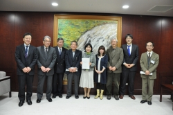 写真：審査会の皆さんと集合写真