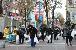 写真：歌舞伎町周辺を清掃