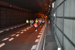 写真：新宿御苑トンネルを駆け抜ける
