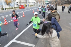 写真：沿道の声援にハイタッチ