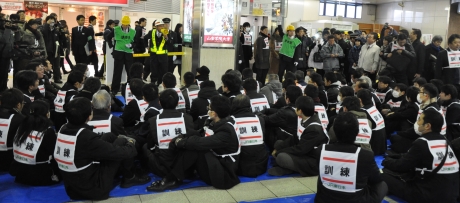 写真：新宿駅の駅前滞留者