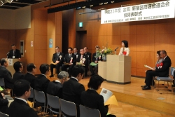写真:あいさつをする中山区長