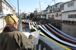 写真：反物をデッサン