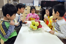 写真:おいしいりんごに大喜び