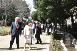 写真:羽村市の並木市長と中山区長