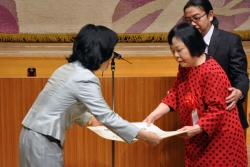写真：草間さんを顕彰