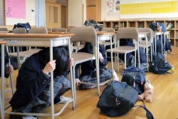 写真:机の下にもぐって身の安全を確保