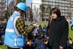 写真:保護者への引き渡し