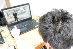 写真:写真の修復作業