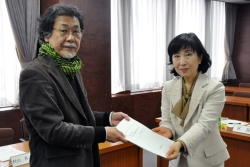写真:報告書の提出