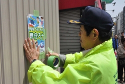 写真:ポスターを店舗に掲示