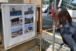 写真:展示を見学する様子