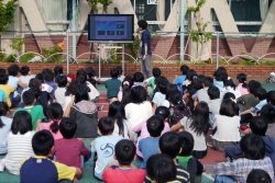 写真:市谷小で大学生が日食の仕組みを説明