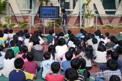 写真：市谷小で大学生が日食の仕組みを説明