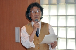 写真:あいさつする久塚座長