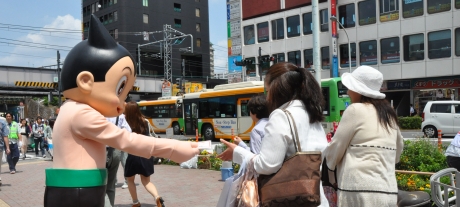 写真:鉄腕アトムが路上喫煙・ポイ捨て禁止を呼び掛け