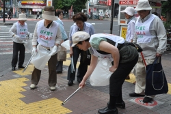 写真:歌舞伎町周辺で清掃活動