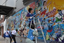 写真：高田馬場でアトムの壁画清掃