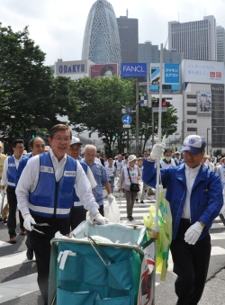 写真：新宿駅東口周辺で清掃活動