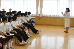 写真:中山区長の話を聞く子どもたち