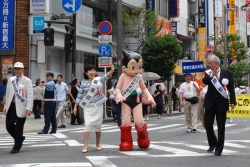 写真:パレードに参加した中山区長と鉄腕アトム