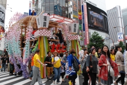 写真：パレードに参加した陸前高田の「うごく七夕」の山車