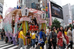 写真:パレードに参加した陸前高田の「うごく七夕」の山車