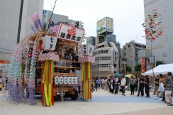 写真:区立大久保公園の被災地支援イベントに登場した陸前高田の「うごく七夕」の山車