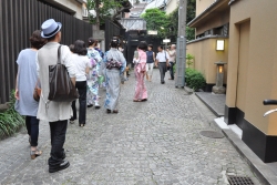 写真:神楽坂まち歩きガイドツアー