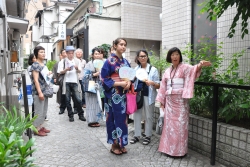 写真:ゆかた姿のコンシェルジェの案内