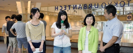 写真:作品を制作中の学生を取材