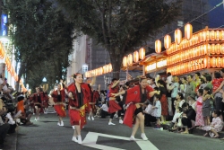 写真:色とりどりの衣装を着た踊り手
