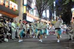 写真:神楽坂を踊りながら練り歩く