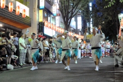 写真：神楽坂を踊りながら練り歩く