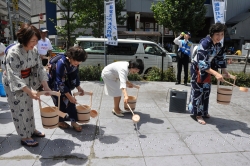 写真:高田馬場駅前で打ち水を行う中山区長と地域の方